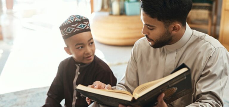 Bagaimana Keluarga Membentuk Pondasi Pendidikan Islam yang Melekat Seumur Hidup?